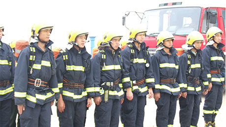 资源是我家，，清静靠各人，，义务消防队举行实战演练